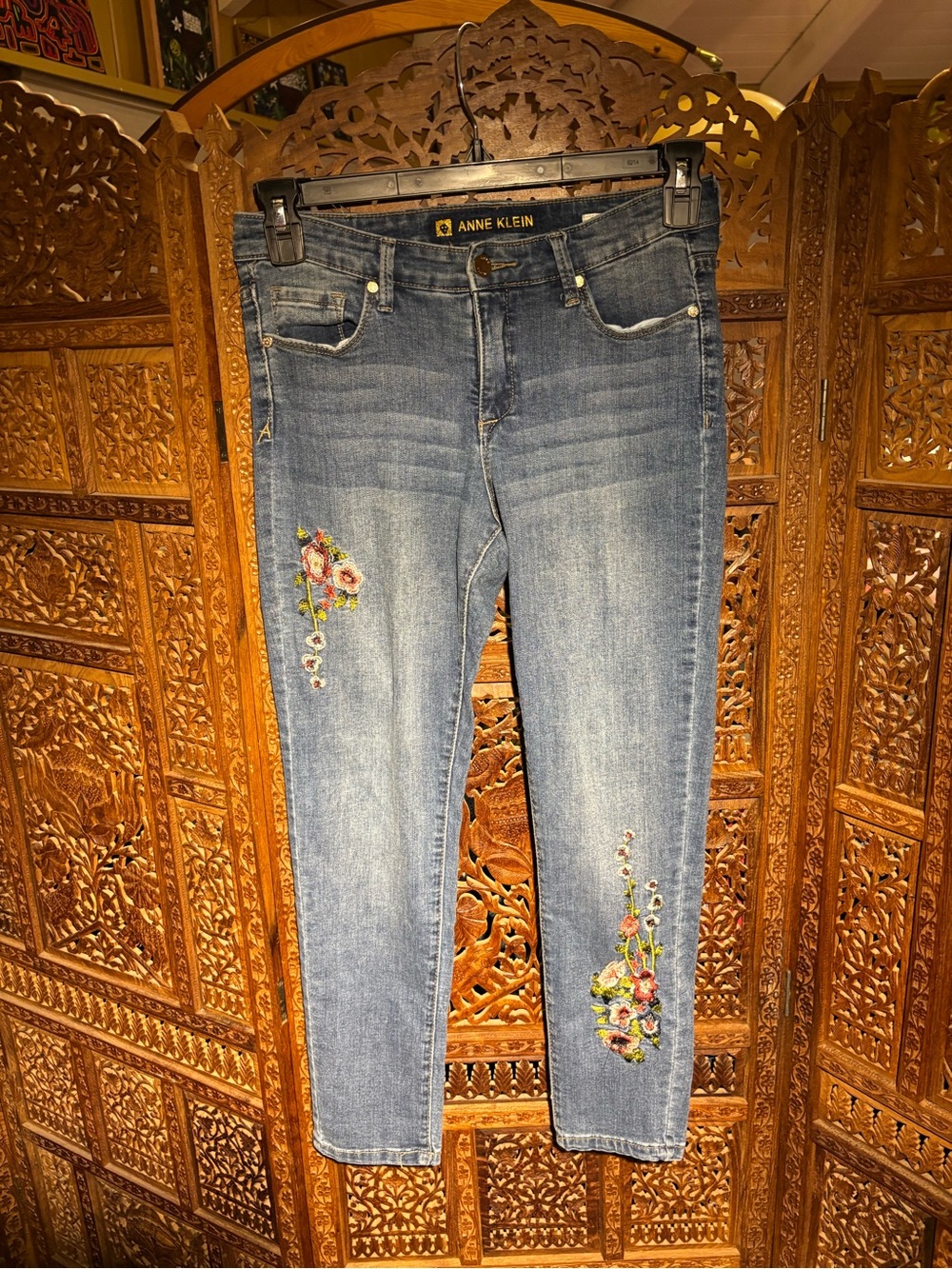 Anne Klein Medium Blue Cropped Jeans with Floral Embroidery